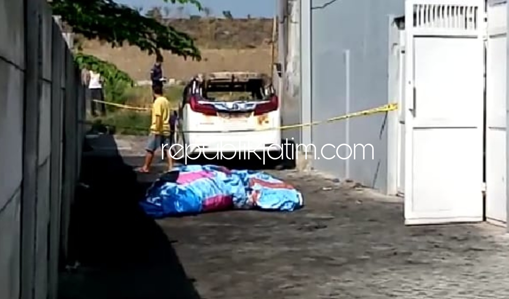 TERBAKAR - Mobil Toyota Alphard warna putih milik pedangdut Via Vallen diduga dibakar orang tak dikenal menggunakan Bahan Bakar Minyak (BBM) saat di parkir di rumahnya di Desa Kalitengah, Kecamatan Tanggulangin, Sidoarjo, Selasa (30/06/2020).