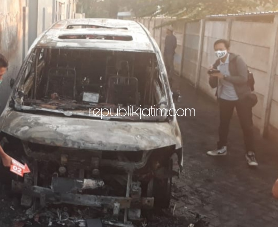 DIAMANKAN - Tersangka pembakar mobil Toyota Alphard milik pedangdut Via Vallen, VJ (41) warga Medan diamankan polisi di Polsek Tanggulangin, Selasa (30/06/2020).