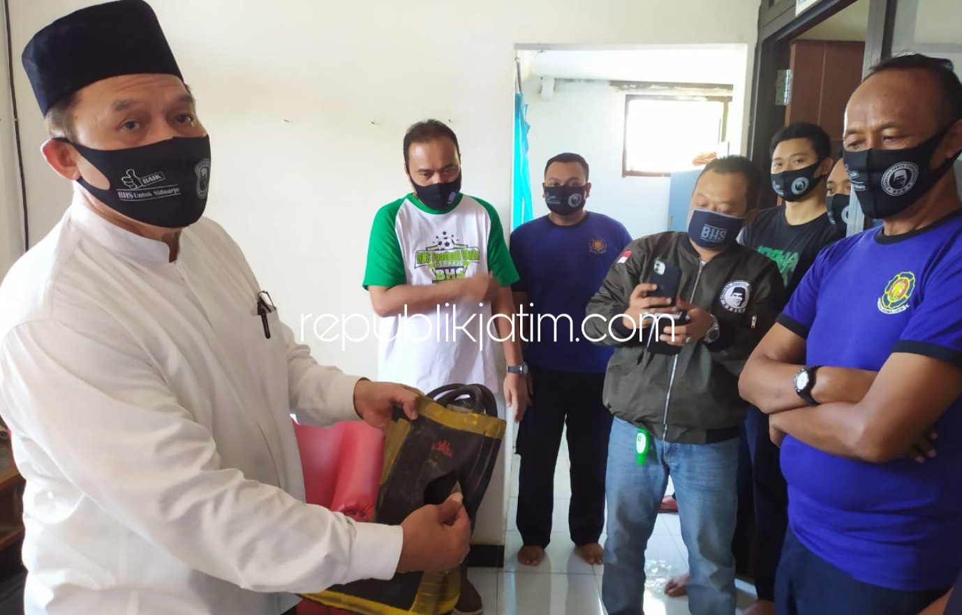 CEK - Bacabup Sidoarjo Bambang Haryo Soekartono mengecek kondisi sarana dan prasarana yang ada di Pos Pemadam Kebakaran (PMK) Unit Porong, Sidoarjo sekaligus menampung keluhan petugas PMK yang menyelamatkan harta dan nyawa publik, Selasa (30/06/2020).