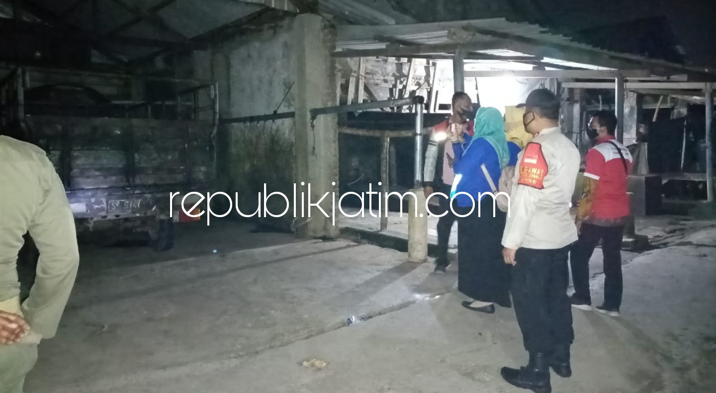SIDAK - Satgas Pangan dan petugas gabungan menggelar sidak ke sejumlah RPH yang diduga tak berizin dan menyalahi prosedur di Desa Katerungan, Kecamatan Krian, Sidoarjo, Selasa (29/06/2021) malam. 