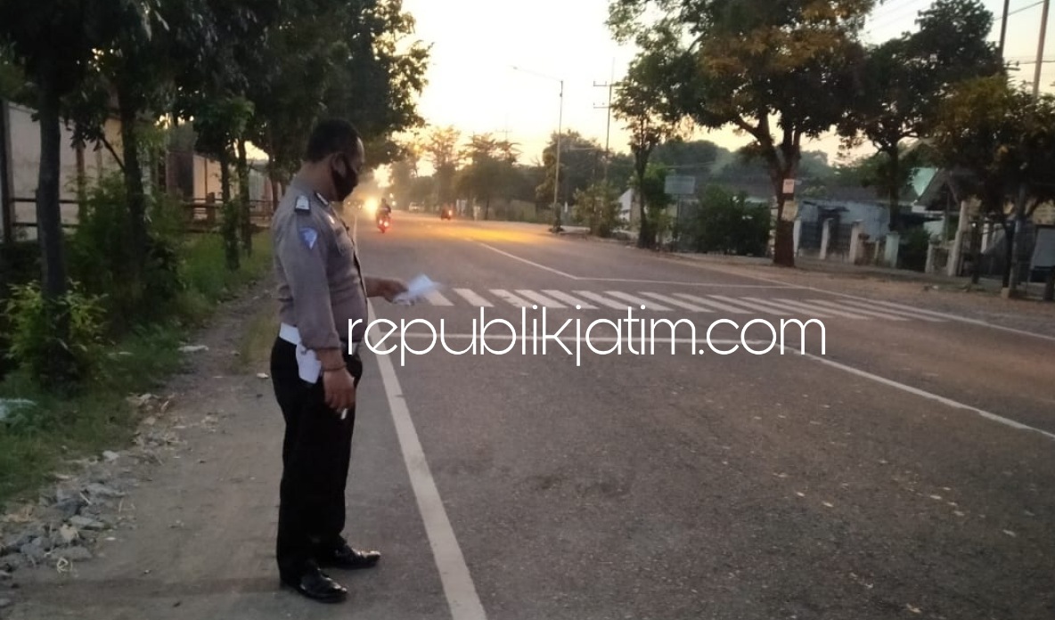 TKP - Petugas Unit Laka Lantas dan Polsek Balongbendo menggelar olah TKP kecelakaan di JL Raya Dusun Sirapan, Desa Kemangsen, Kecamatan Balongbendo, Sidoarjo, Senin (30/06/2020).