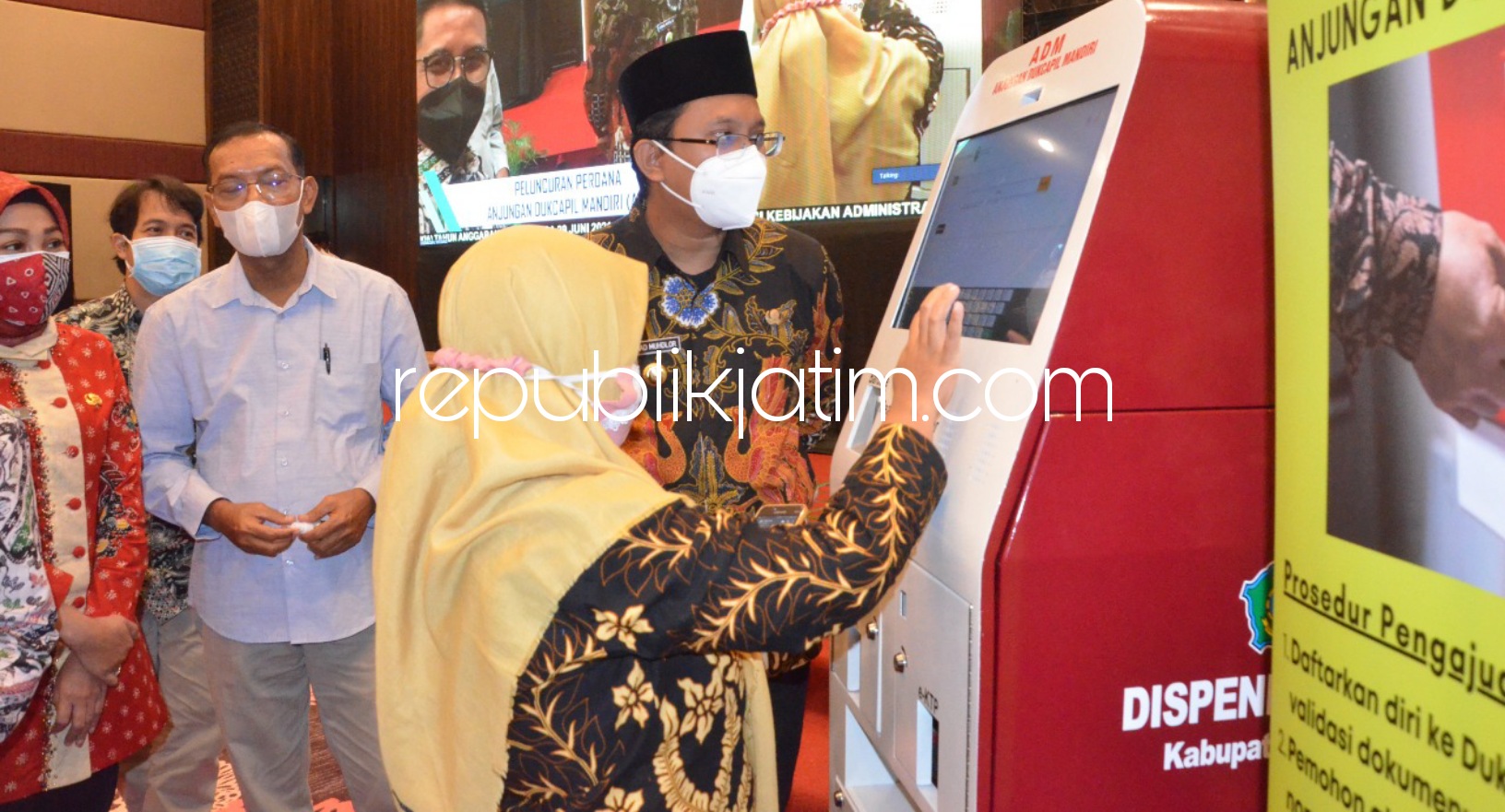 LUNCURKAN - Bupati Sidoarjo, Ahmad Muhdlor Ali (Gus Muhdlor) meluncurkan mesin Anjungan Dukcapil Mandiri (ADM) di Dispendukcapil Pemkab Sidoarjo di Fave Hotel, Sidoarjo, Selasa (29/06/2021).