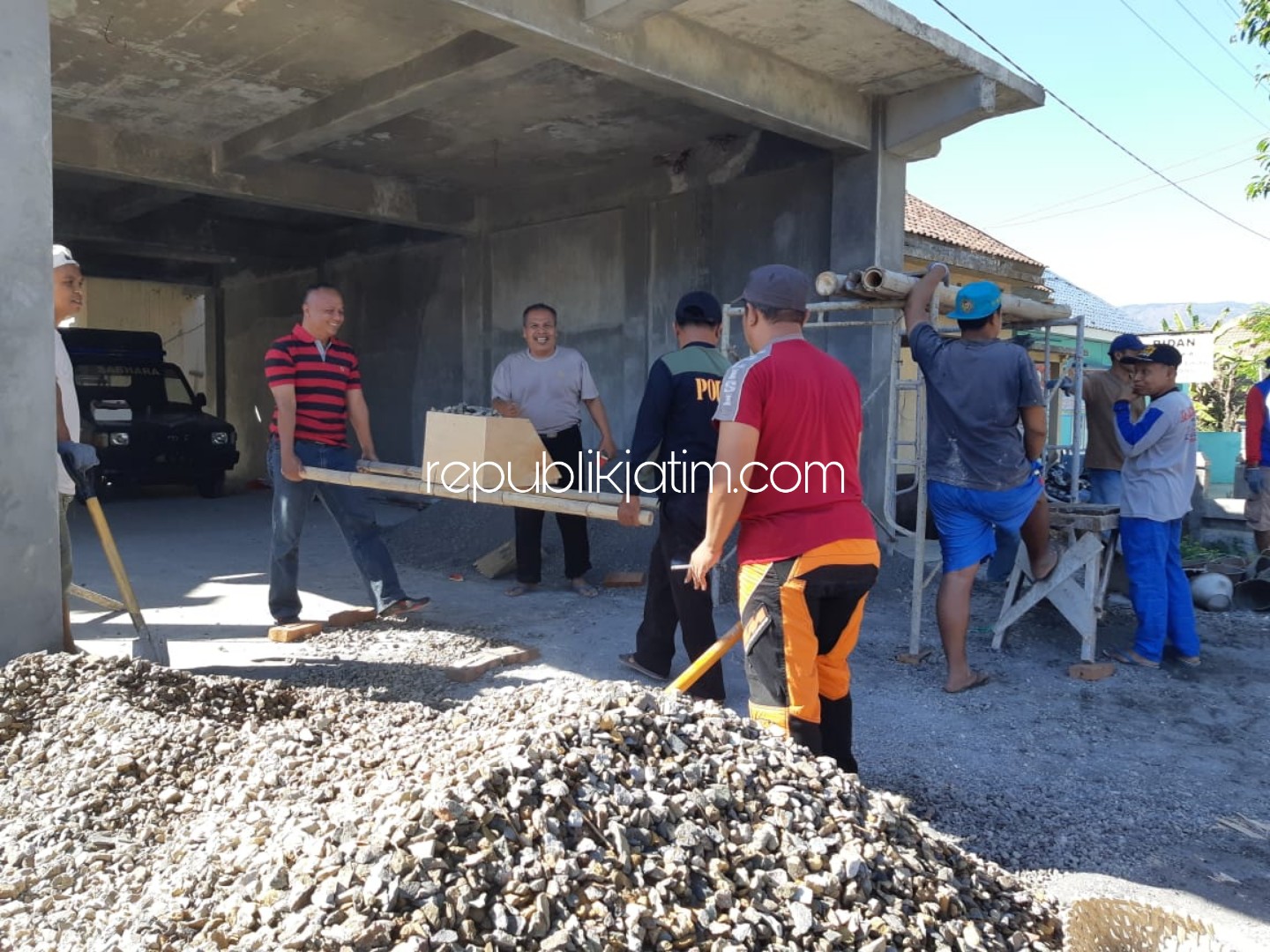 BANGUN - Kapolsek Bungkal, AKP Joko Suseno ikut gotong royong membangun musala Polsek Bungkal berukuran 5 x 5 meter, Sabtu (30/06/2019).