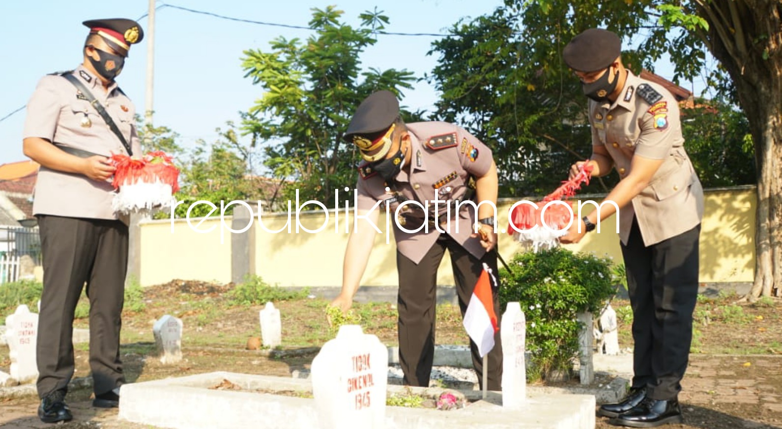 ZIARAH - Kapolresta Sidoarjo AKBP Kusumo Wahyu Bintoro memimpin langsung ziarah dan tabur bunga ke Taman Makam Pahlawan Kusuma Bangsa, JL Pahlawan Sidoarjo dalam rangka memperingati Hari Bhayangkara ke-75, Rabu (30/6/2021).