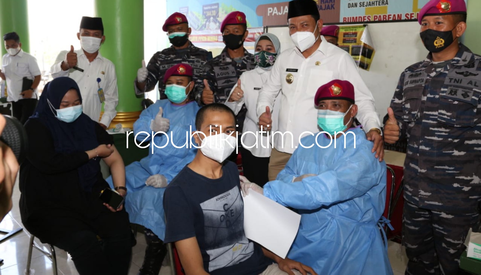 VAKSIN - Wakil Bupati Sidoarjo, Subandi didampingi Danyon Angmor Letkol Marinir Agus Haryanto selaku kooordinator lapangan memantau jalannya vaksinasi di Desa Pabean, Kecamatan Sedati, Sidoarjo, Rabu (30/06/2021). 