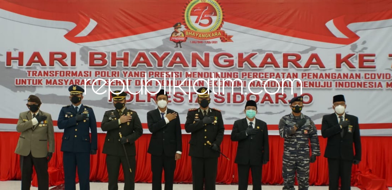 UPACARA - Kapolresta Sidoarjo, Kombes Pol Kusumo Wahyu Bintoro memimpin upacara Peringatan Hari Bhayangkara ke 75 Tahun 2021, diselenggarakan secara sederhana karena situasi Pandemi Covid-19, Kamis (01/07/2021).