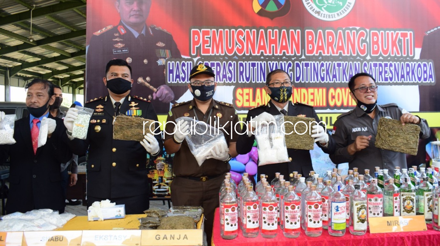 MUSNAHKAN - Kapolresta Sidoarjo, Kombes Pol Sumardji memimpin pemusnahan barang bukti narkoba selama 3 bulan terakhir diantaranya ganja 4 kilogram, sabu-sabu 1,5 kilogram, extacy 1.070 butir, pil LL 40.000 butir serta 500 botol miras, Rabu (01/07/2020).
