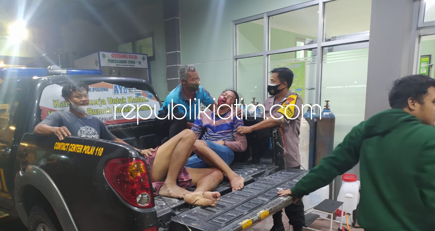 EVAKUASI - Petugas Polsek Pulung mengevakuasi korban kecelakaan ke RSUD dr Hardjono untuk menyelamatkan nyawa ketiga korban agar segera ditangani tim medis, Rabu (30/06/2021) malam.