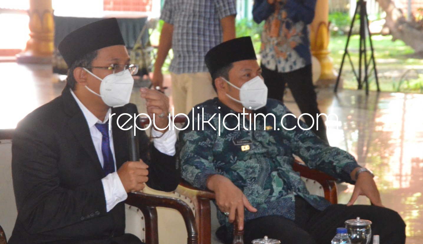 KOORDINASI - Bupati Sidoarjo, Ahmad Muhdlor Ali (Gus Muhdlor) memimpin rapat koordinasi dengan sejumlah pihak terkait soal penerapan PPKM Mikro Darurat di Pendopo Delta Wibawa, Kamis (01/07/2021). 