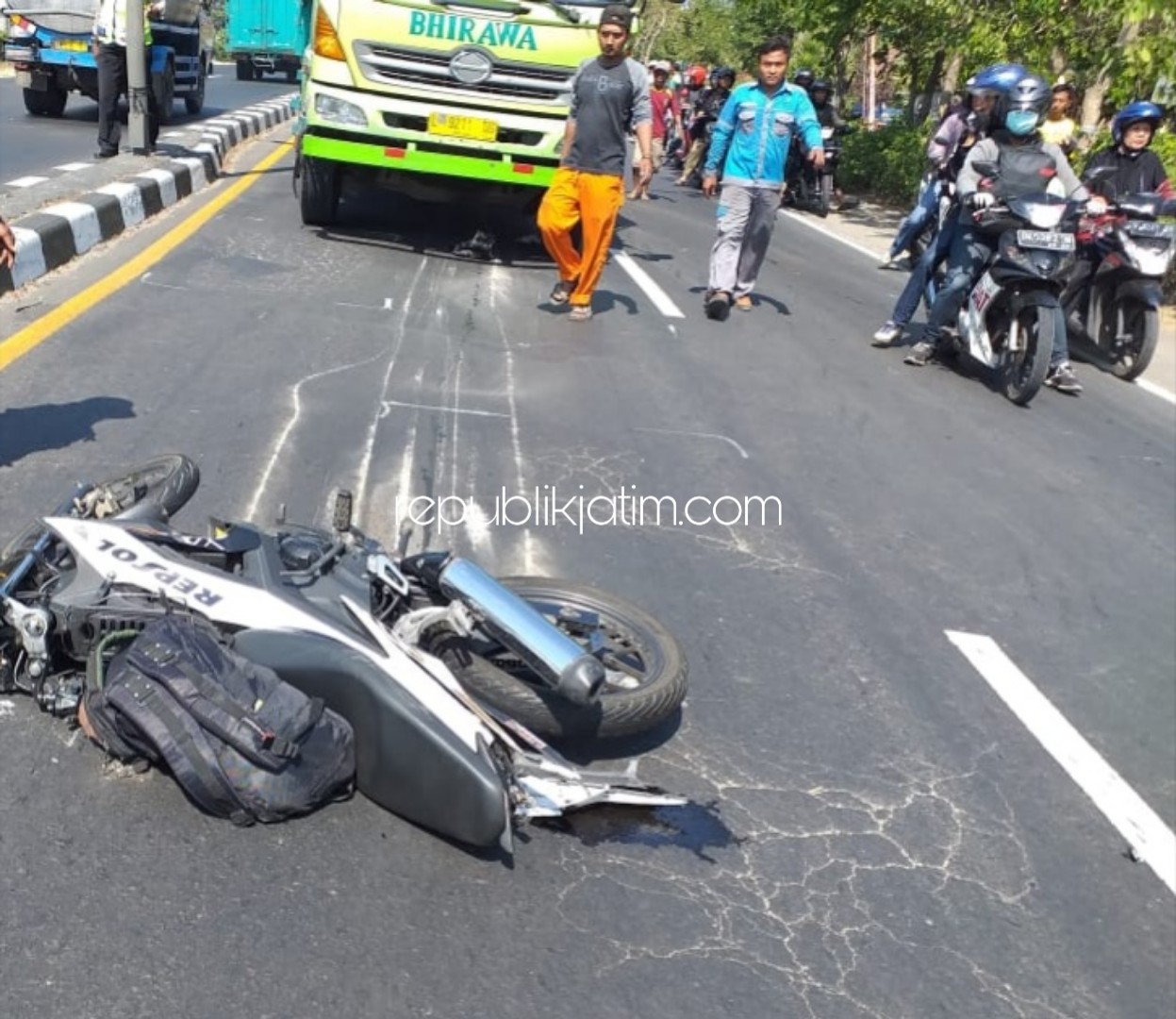 TERLINDAS - Seorang pengendara motor beserta motornya terseret dan terlindas truk Fuso di JL Raya Porong - Sidoarjo, Senin (01/07/2019).