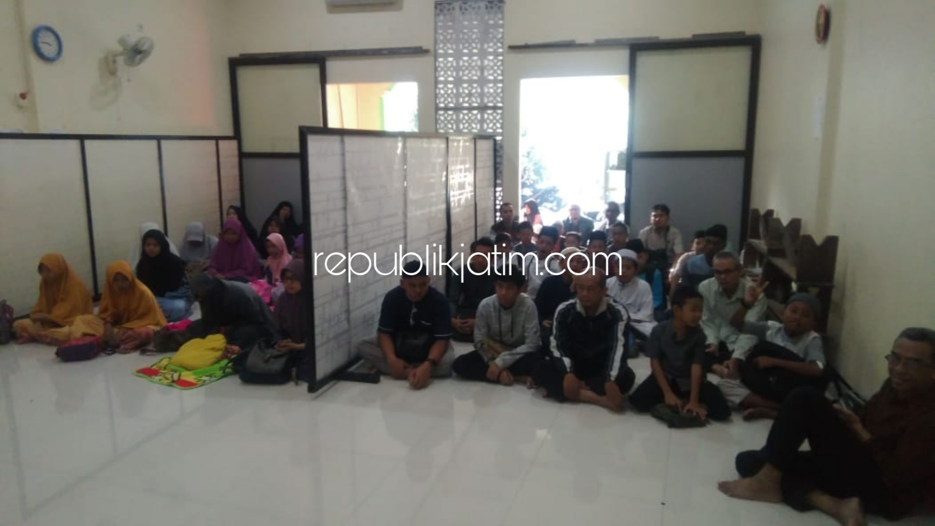 PEMBUKAAN - Ketua IKADI Sidoarjo, Agus Yunif Anwaruddin membuka Qur'anic camp 2019 dengan program mutqin hafalan dengan jumlah peserta 43 pelajar di Musholla Al Hidayah Villa Jasmine I, Desa Suko, Kecamatan/Kabupaten Sidoarjo, Senin (01/07/2019).