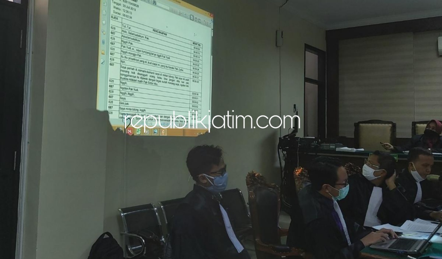 PERCAKAPAN - Jaksa KPK berusaha memutar sejumlah percakapan telepon antara terdakwa, Saiful Ilah dan para pejabat di ULP Sidoarjo serta rekanan pemenang tender yang membuat Penasehat Hukum (PH) terdakwa keberatan dalam sidang, Rabu (01/07/2020).