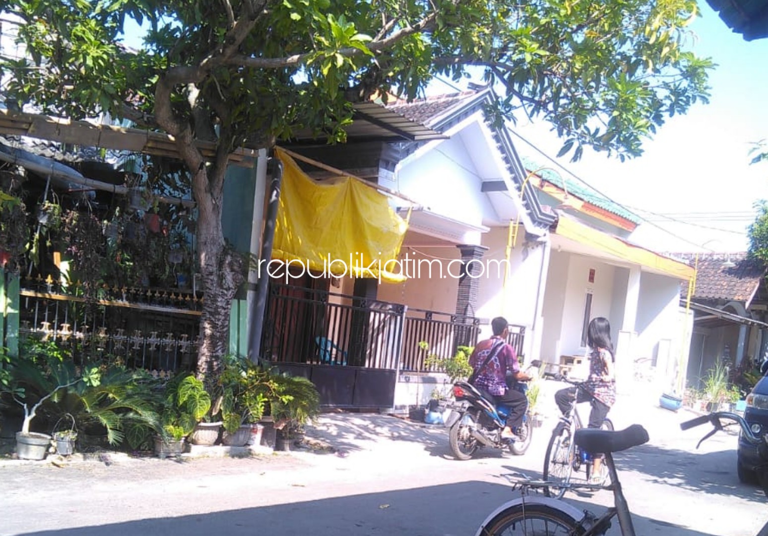 KONTRAKAN - Kondisi rumah kontrakan BTK (42) terduga jaringan teroris di Blok CC Perumahan Grisimai, Kelurahan Mangunsuman, Kecamatan Siman, Ponorogo, Senin (01/07/2019).