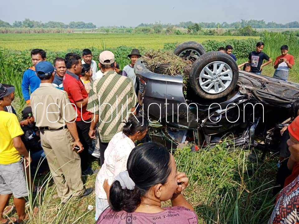 TABRAK - Mobil Honda Mobilio bernopol W 1069 SB yang dikemudikan Fathorrahman (50) warga Desa Keboansikep, Kecamatan Gedangan, Sidoarjo ditabrak KA Jenggala di perlintasan Desa Jati Alun-Alun - Desa Jedong, Kecamatan Prambon, Sidoarjo, Senin (02/07/2018).