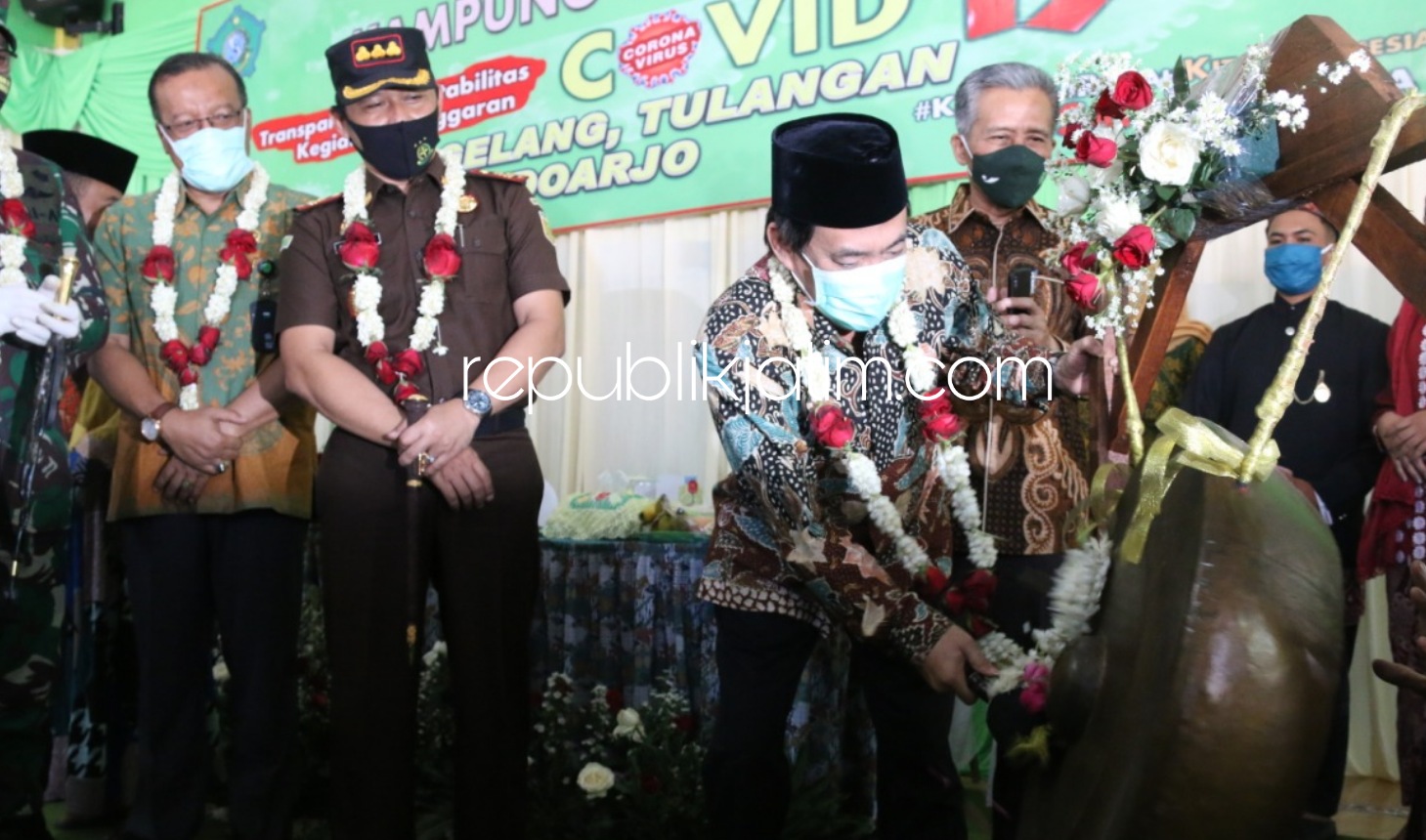 KAMPUNG TANGGUH - Plt Bupati Sidoarjo, Nur Ahmad Syaifuddin dan Kepala Kejari Sidoarjo, Setiawan Budi Cahyono meresmikan Kampung Tangguh Desa Gelang, Kecamatan Tulangan, Sidoarjo sebagai kampung transparansi anggaran, Kamis (02/07/2020).