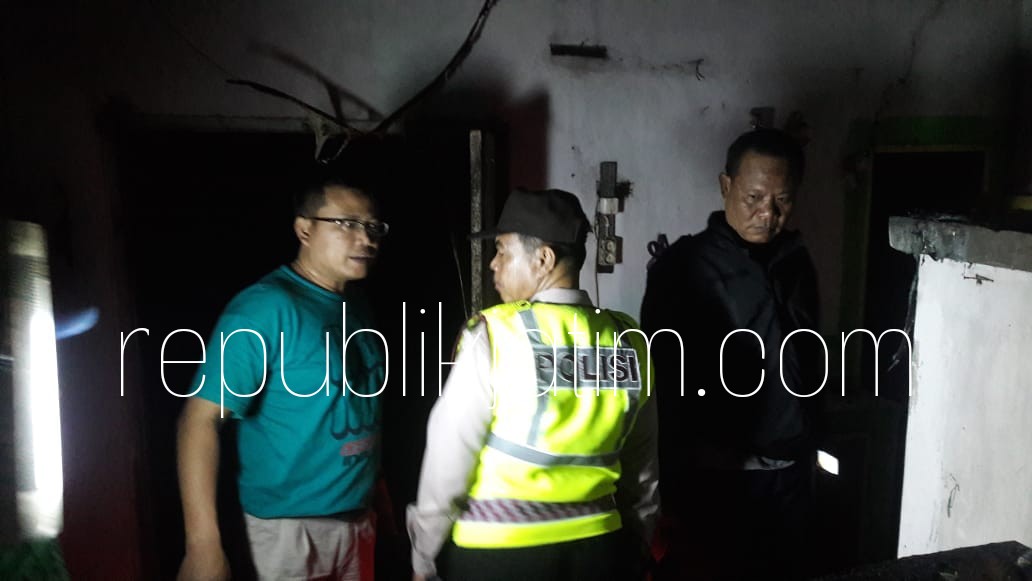 TERBAKAR - Kapolsek Krembung AKP Guntoro dan Kanit Reskrim Ipda Soepatman menunjukkan stop kontak yang diduga korsleting listrik hingga memicu kebakaran rumah Lisa'iyah (55) warga Desa Kandangan, Kecamatan Krembung, Minggu (01/07/2018) malam.