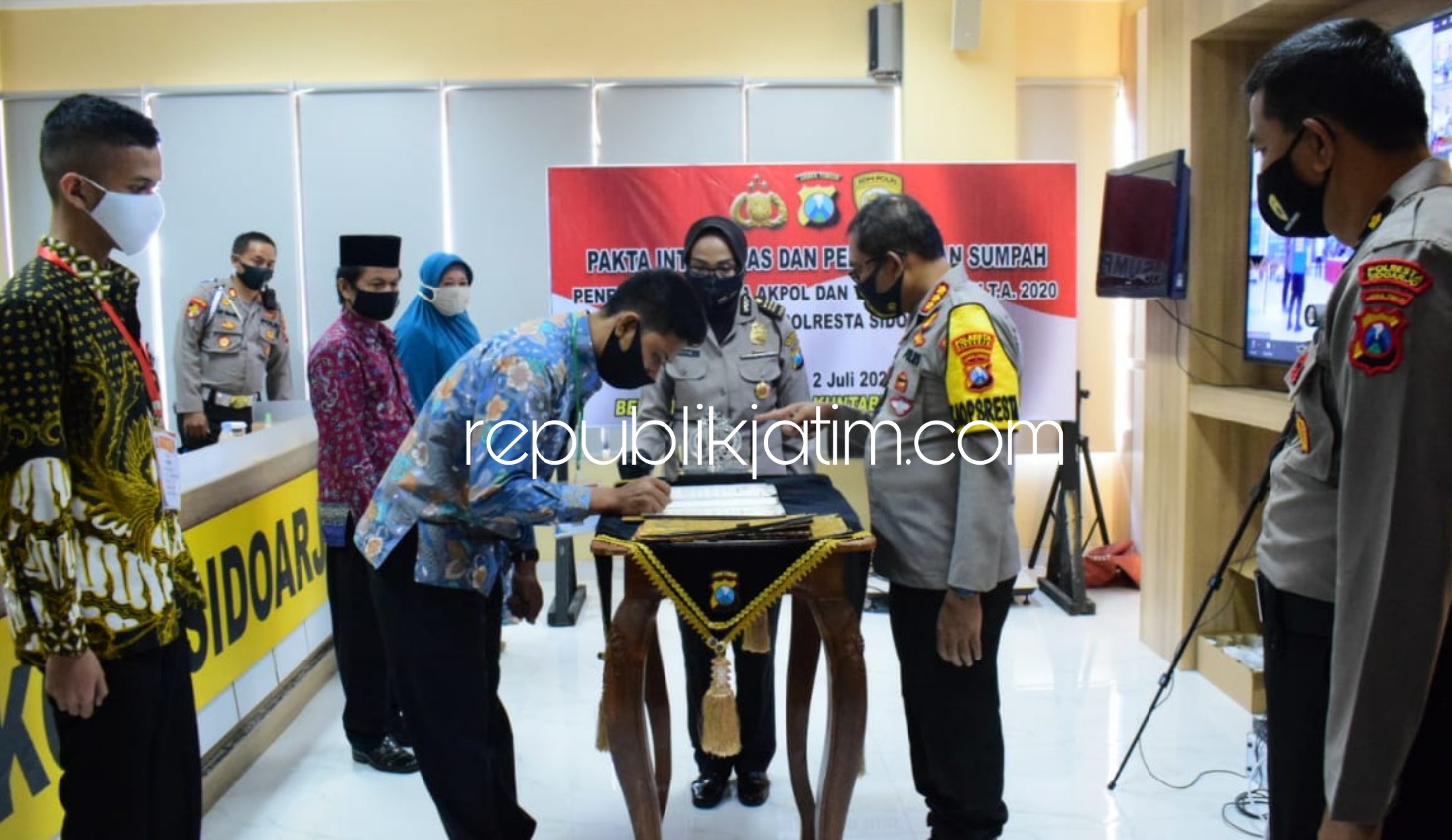 TANDA TANGAN - Kapolresta Sidoarjo, Kombes Pol Sumardji menandatangani pakta integritas panitia dan peserta calon anggota Polri penerimaan Terpadu Taruna Akpol dan Tamtama TA 2020 di Polresta Sidoarjo, Kamis (02/07/2020).