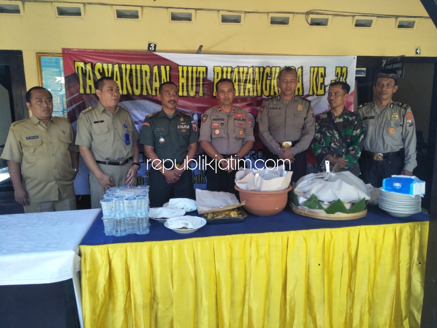 HUT BHAYANGKARA - Forkopimka Tanggulangin memberikan ucapan selamat untuk para petugas Polsek Tanggulangin dalam HUT Bhayangkara Ke 73, Senin (01/07/2019). 