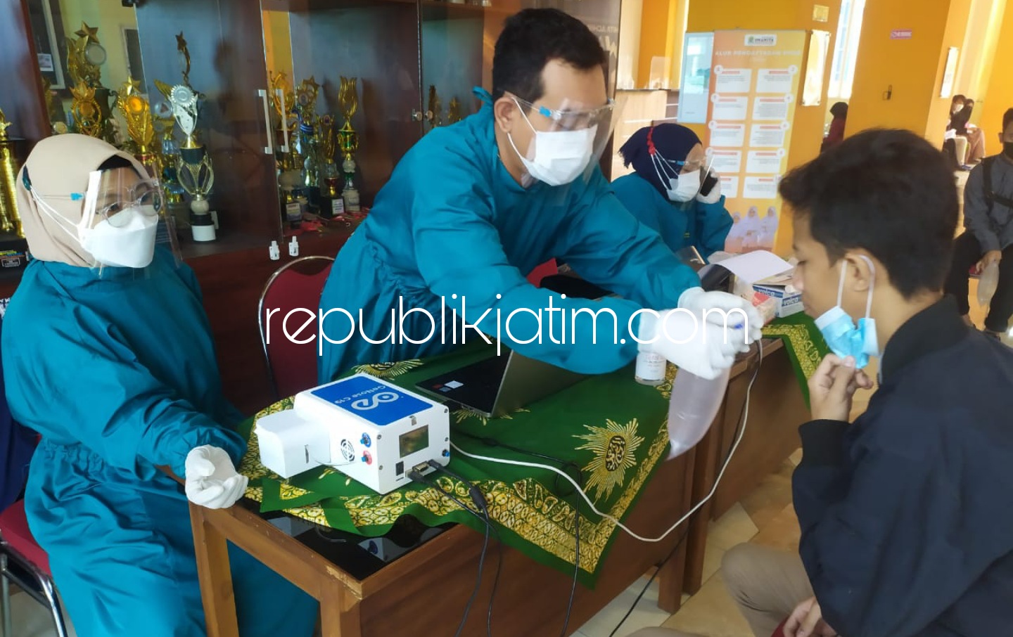 GeNose - SMA Muhammadiyah 1 Taman (Smamita) melaksanakan Tes GeNose C19 sebagai langkah awal deteksi dini pada siswa didik baru, para guru dan karyawan yang hendak masuk sekolah, Jumat (02/07/2021). 