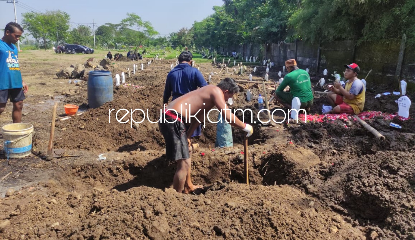 INSENTIF - Insentif Penggali kubur di Makam Praloyo Sidoarjo mencapai 1,2 miliar, Sabtu (03/07/2021). 