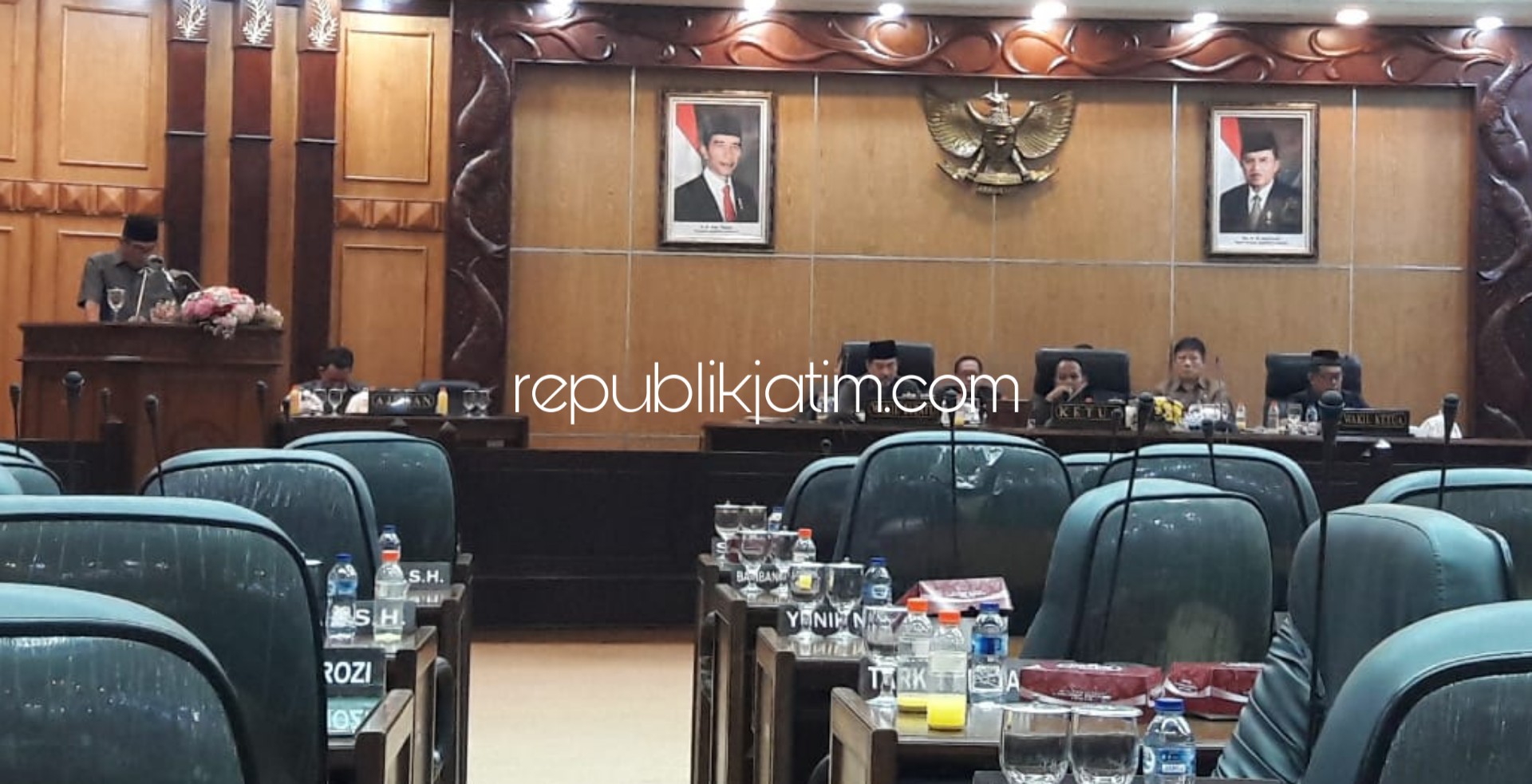 PU FRAKSI - Salah satu Jubir Fraksi membacakan Pandangan Umum (PU) Fraksi dalam paripurna PU Fraksi terhadap LKPJ Bupati Tahun Anggaran 2018, Rabu (03/07/2019).