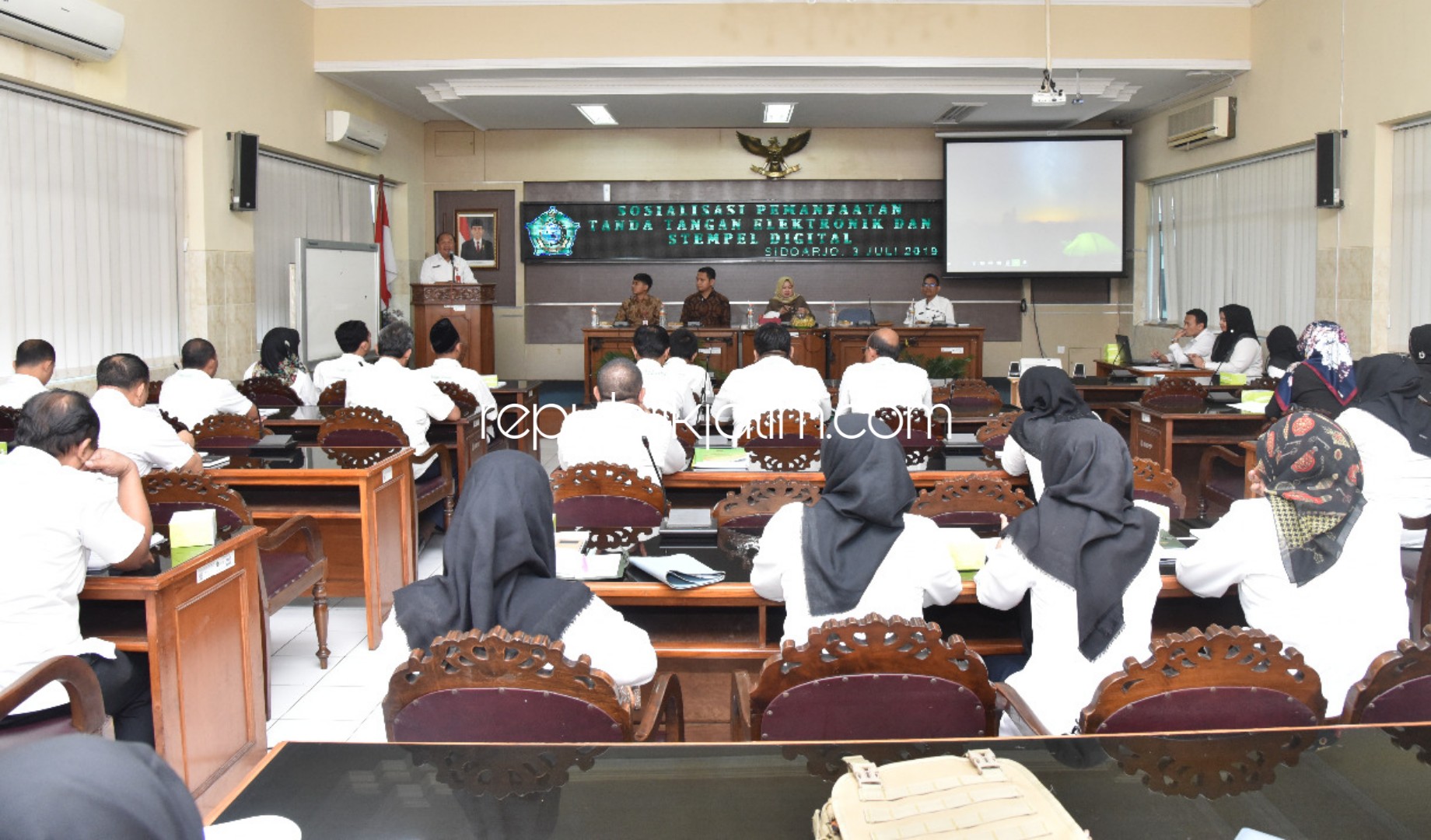 SOSIALISASI - Dinas Kominfo Pemkab Sidoarjo sosialisasi penggunaan tanda tangan elektronik dan stempel digital ke para Perwakilan OPD, Kabag, Camat, Lurah di lingkungan Pemkab Sidoarjo, Rabu (03/07/2019).