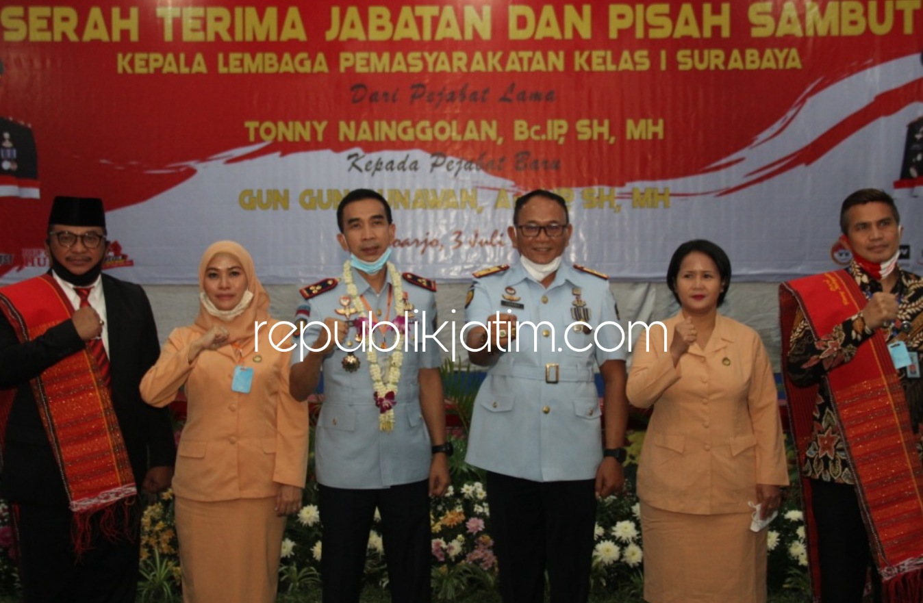 SERTIJAB - Kepala Lapas Kelas I Surabaya di Porong, Tonny Nainggolan menyerahkan amanah, wewenang dan tanggung jawab kepada pejabat baru Gun Gun Gunawan, Jumat (03/07/2020).