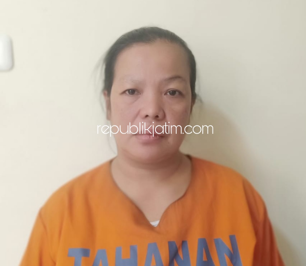DITAHAN - Tersangka Arik Sukoningtiyas (46) warga JL Mandala, Desa Semambung, Kecamatan Gedangan yang tinggal di Rusunawa Pucang, ditangkap anggota Satuan Resnarkoba Polresta Sidoarjo dengan barang bukti 3 poket sabu-sabu siap edar, Jumat (03/07/2020).