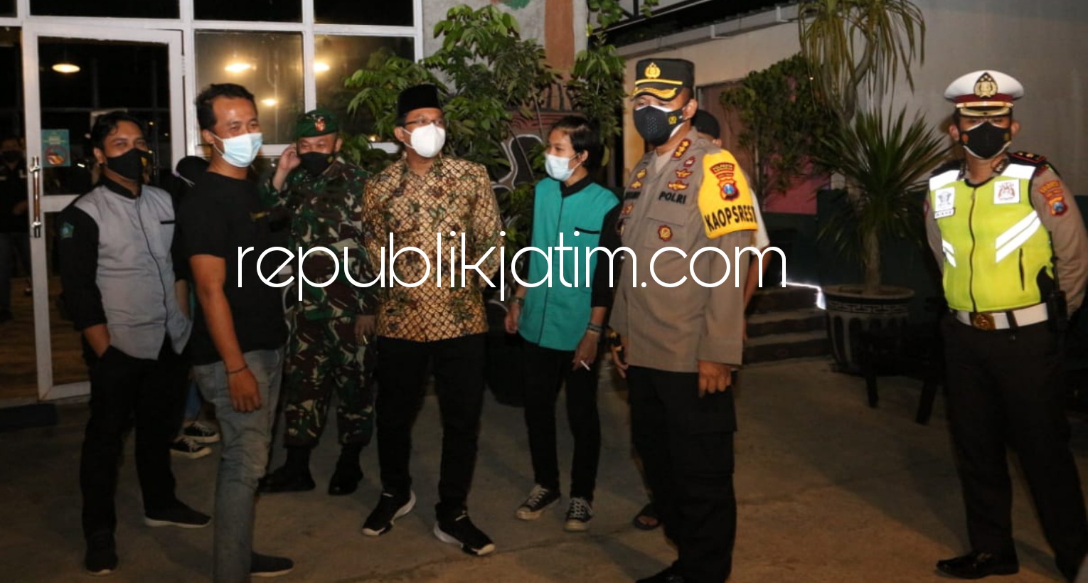 OPERASI - Bupati Sidoarjo, Ahmad Muhdlor Ali, Kapolresta Sidoarjo Kombes Pol Kusumo Wahyu Bintoro serta Dandim 0816 Sidoarjo Letkol Inf M Iswan Nusi keliling untuk memastikan penerapan PPKM Darurat Covid-19 di Sidoarjo berjalan baik, Sabtu (03/07/2021).