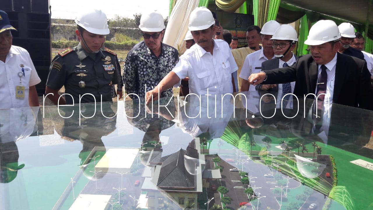 GROUND BREAKING - Bupati Sidoarjo, Saiful Ilah dan Kepala BPN Sidoarjo, Dalu Agung Darmawan memimpin peletakan batu pertama (ground breaking) pembangunan Kantor BPN di kawasan pergudangan Lingkar Timur, Desa Rangkahkidul, Kecamatan Sidoarjo, Rabu (04/07/2