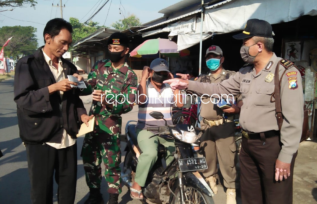 BAGI MASKER - Anggota Forkopimka Wonoayu membagikan masker dan sosialisasi warga agar selalu memakai masker saat keluar rumah, Jumat (03/07/2020).