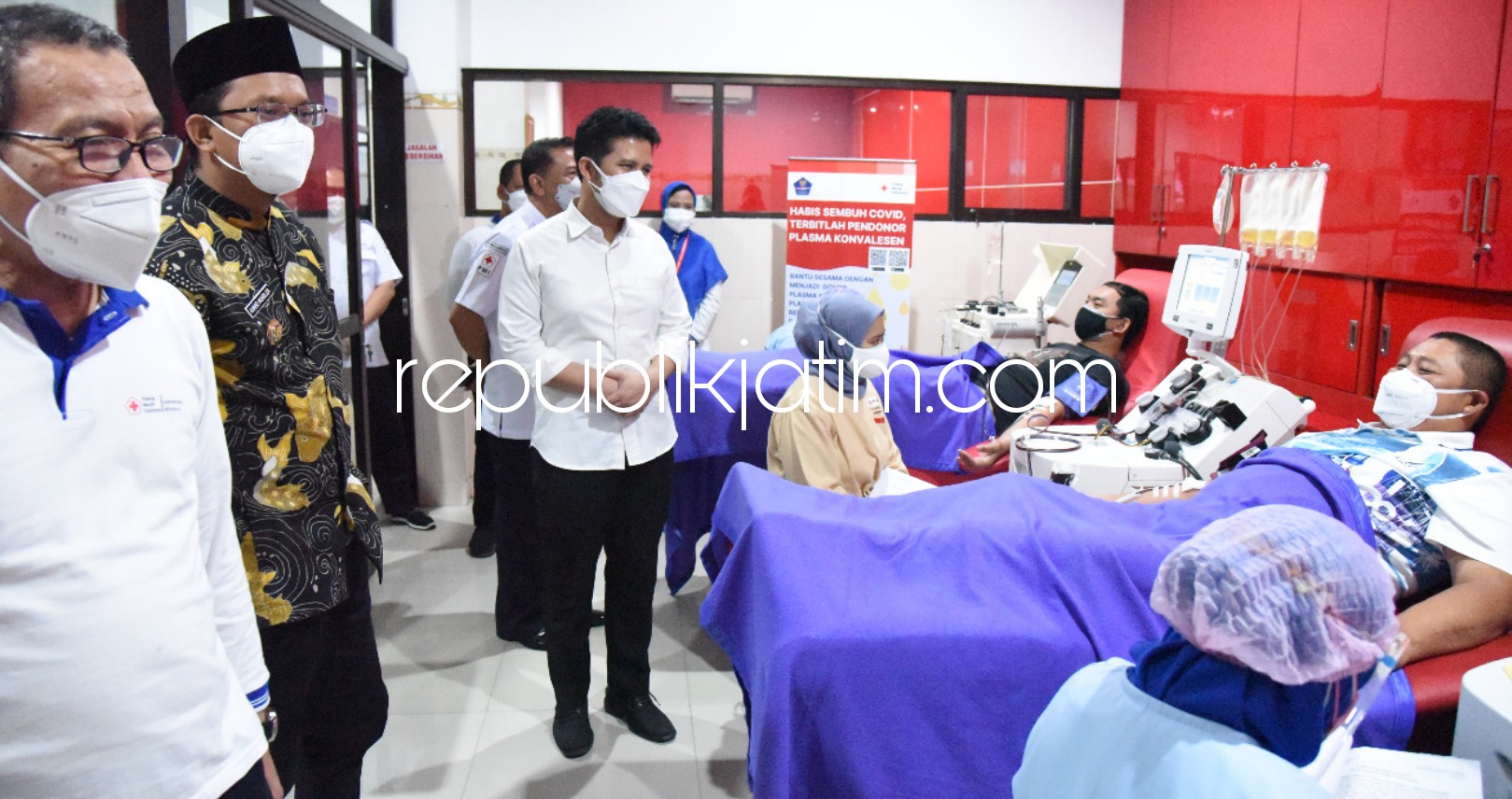 DONOR - Wakil Gubernur Jatim, Emil Dardak Elistianto didamping Bupati Sidoarjo, Ahmad Muhdlor Ali (Gus Muhdlor) berkunjung ke layanan Unit Transfusi Darah (UTD) PMI Sidoarjo, Minggu (04/07/2021). 
