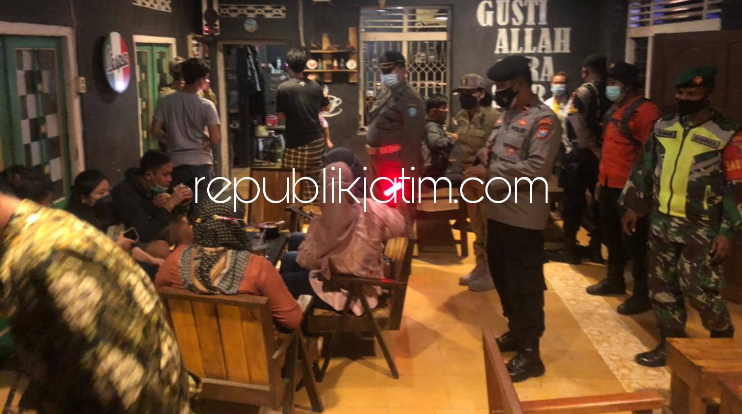 BANDEL- Membandel 15 warung di wilayah Ponorogo terpaksa ditertibkan petugas gabungan saat operasi pemberlakuan PPKM Darurat, Sabtu (03/07/2021) malam.