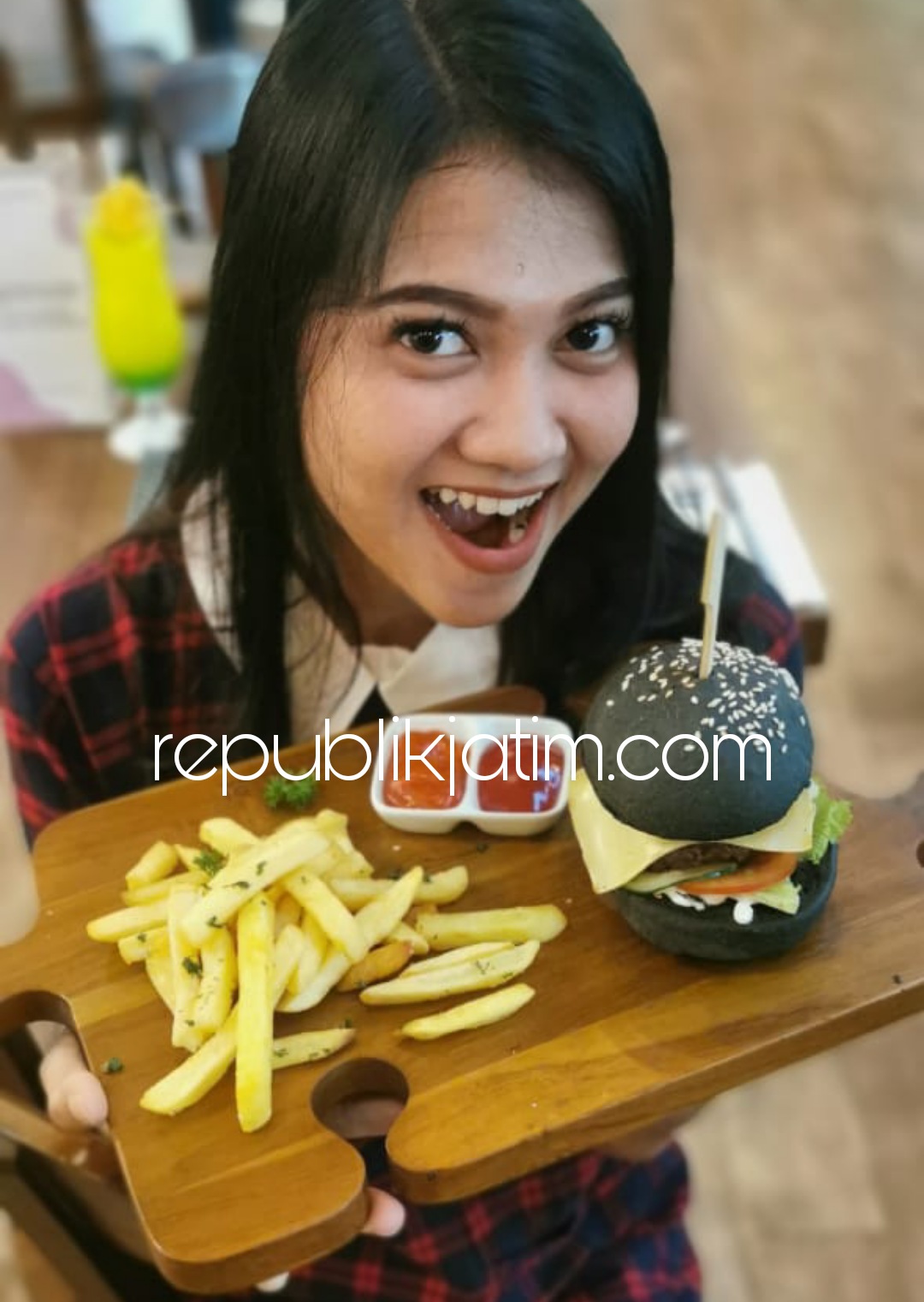 BURGER HITAM - Ditangan Dewa Chef Fave Hotel Sidoarjo, Agus Prastyo saat membuat dan menyajikan makanan ke wisatawan domestik Saputri Novia Sari saat makan Black Burger, Sabtu (03/07/2021) sore. 
