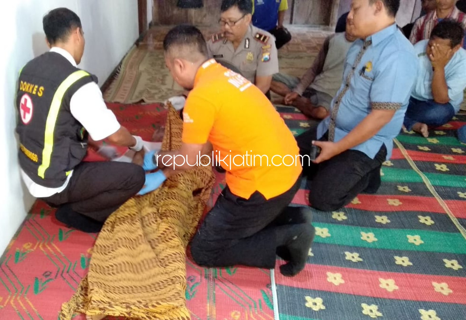 VISUM - Sejumlah petugas kepolisian dan tim medis memvisum luar jenazah, Harsono (47) warga Dusun Lor, Desa Jonggol, Kecamatan Jambon, Ponorogo yang tewas mendadak saat menggali pondasi, Kamis (04/07/2019).