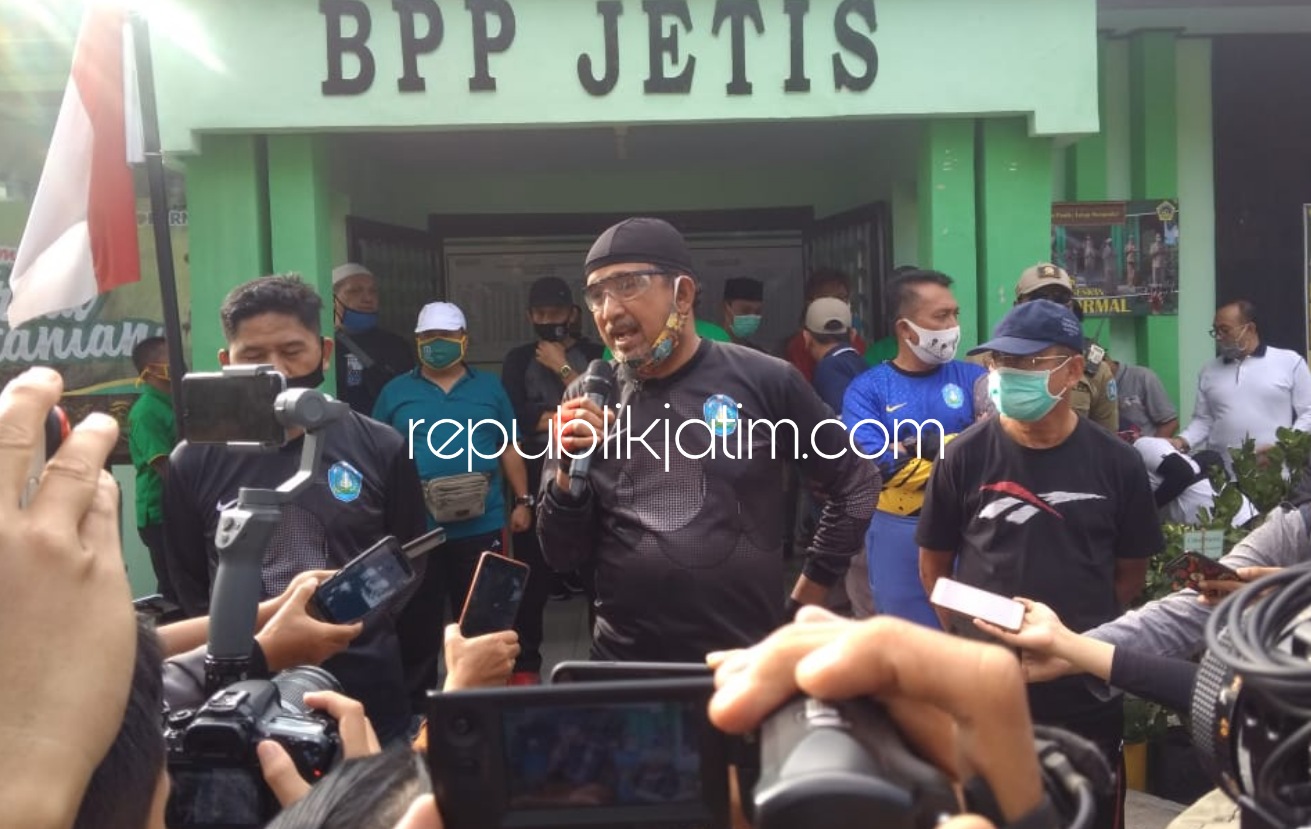 NEW NORMAL - Bupati Ponorogo, Ipong Muchlissoni menerapkan new normal dengan mulai membuka masjid dan tempat ibadah lainnya, Jumat (03/07/2020).