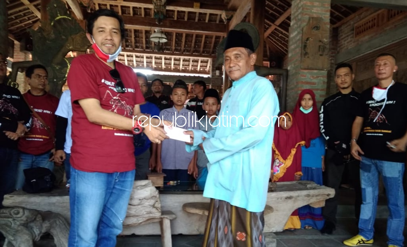 MOGE - Bacabup Ponorogo, Sugiri Sancoko bersama Komunitas Moge Harley Davidson memberikan santunan ke anak yatim piatu di Rumah Makan Kampong Dawet Jabung JL Raya Siman-Jabung, Ponorogo, Sabtu (04/07/2020).