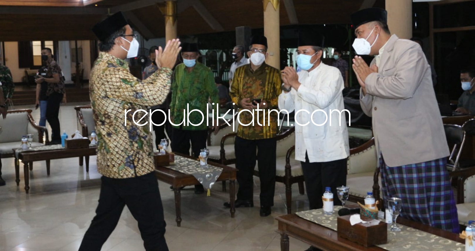 DUKUNGAN - Bupati Sidoarjo, Ahmad Muhdlor Ali meminta dukungan pengurus organisasi kemasyarakatan keagamaan di Sidoarjo untuk mensosialisasikan PPKM Darurat di Pendopo Delta Wibawa, Sabtu (03/07/2021) malam.