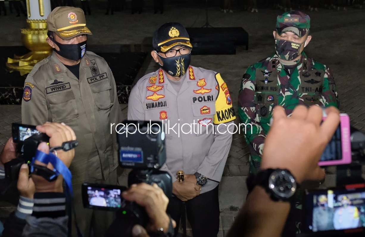 JAM MALAM - Kapolresta Sidoarjo, Kombes Pol Sumardji didampingi Komandan Kodim 0816 Sidoarjo, Letkol Inf M Iswan Nusi dan Kepala Satpol PP Pemkab Sidoarjo, Widiantoro saat apel penertiban pelaksanaan jam malam, Jumat (03/07/2020) malam.