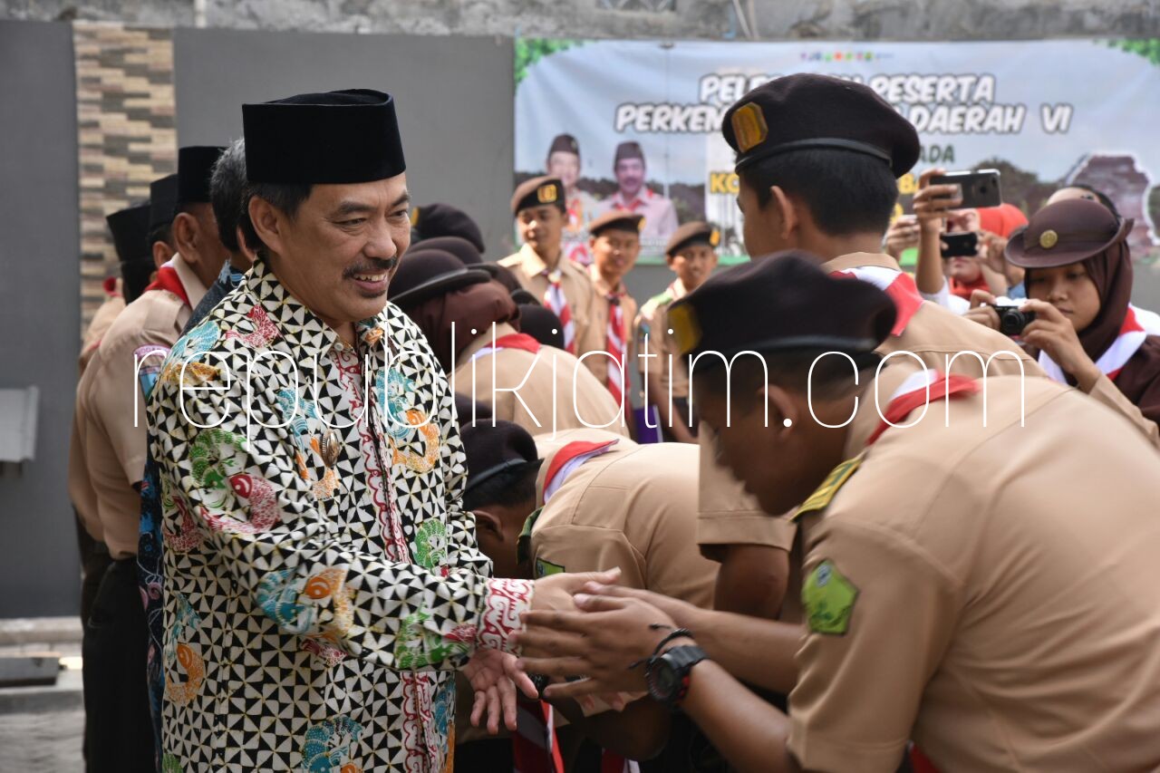 LEPAS - Wakil Bupati Sidoarjo, Nur Ahmad Syaifuddin melepas 16 peserta Perkemahan Bhakti Daerah VI 2018 Saka Bhakti Husada yang digelar tanggal 10 hingga 14 Juli 2018 di Prigi, Kabupaten Trenggalek, Kamis (05/07/2018).