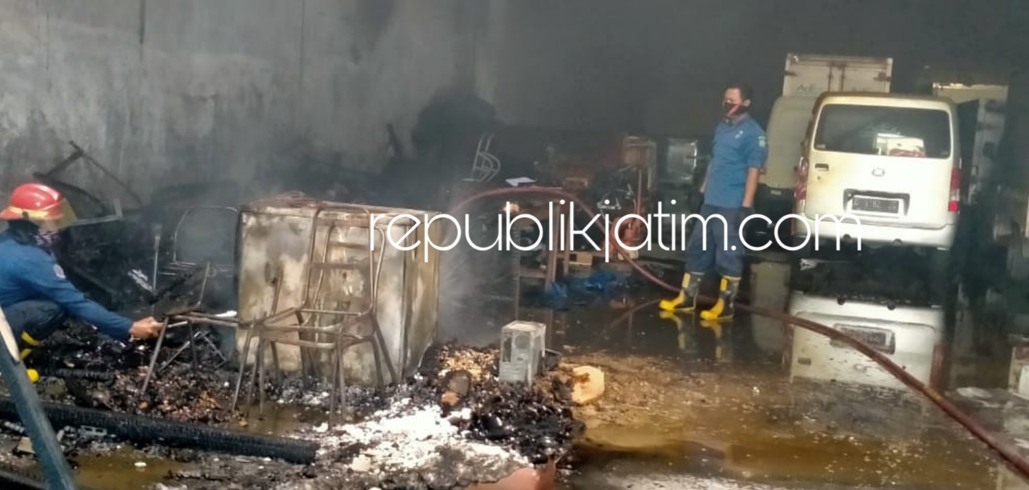 TERBAKAR - Gudang ekspedisi PT Andhika Express di Pasar Wisata Juanda Blok K-19 JL Raya Pabean, Kecamatan Sedati, Sidoarjo terbakar hingga merugi puluhan juta rupiah, Minggu (05/07/2020).