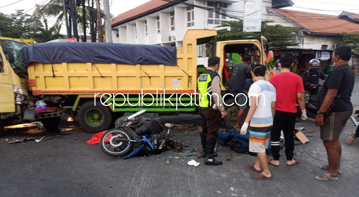 BERUNTUN - Kecelakaan beruntun di JL Raya A Yani, Gedangan, Sidoarjo melibatkan dua truk dan motor menyebabkan seorang pengendara motor tewas dan seorang sopir terluka, Senin (05/07/2021).