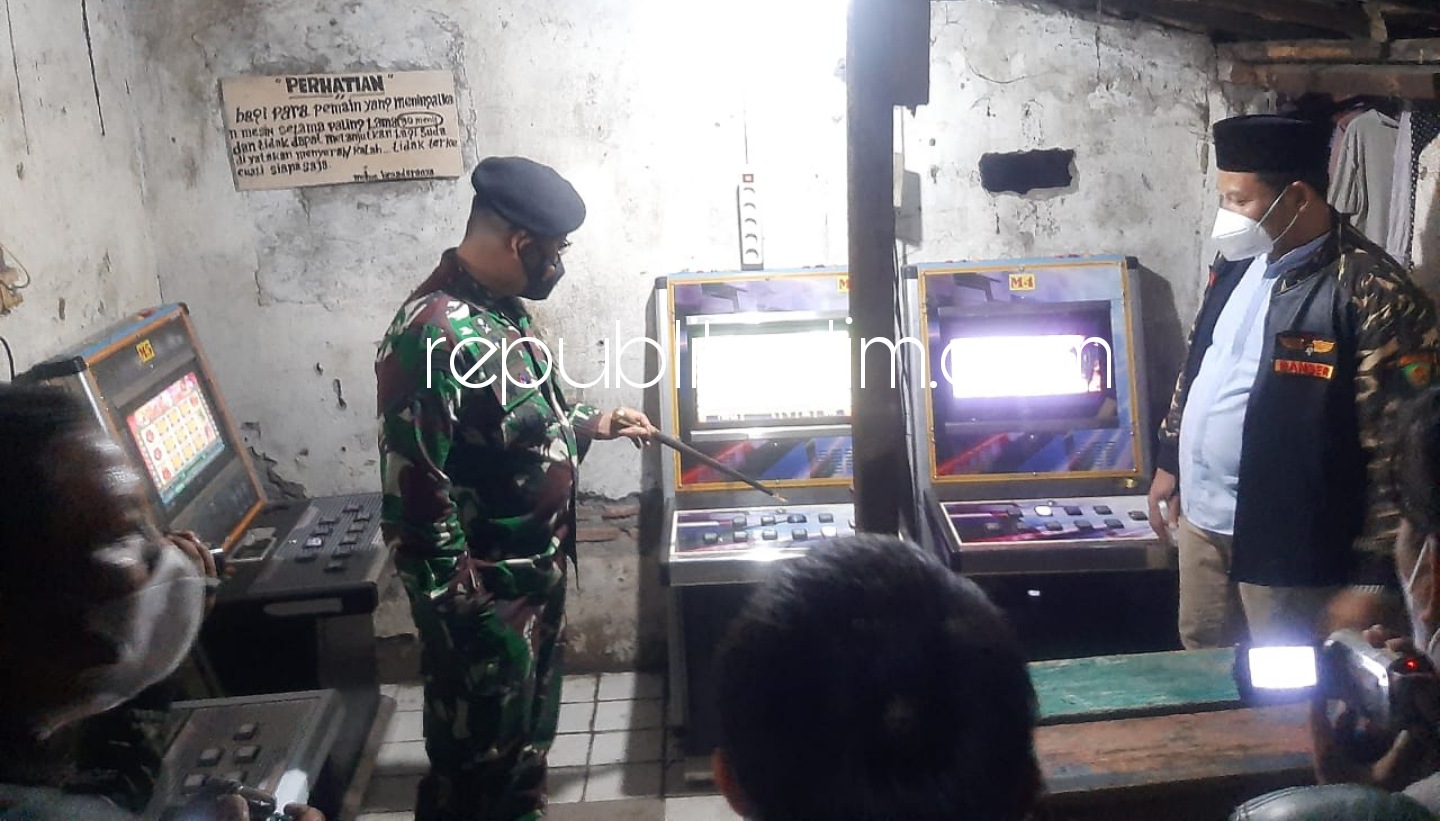 PATROLI - Forkopimda Sidoarjo saat operasi yustisi pemberlakuan jam malam di Stasiun KA Krian dipimpin Wakil Bupati Sidoarjo Subandi, Kapolresta Sidoarjo Kombespol Kusumo Wahyu Bintoro dan Dandim 0816 Letkol Inf M Iswan Nusi, Minggu (04/07/2021) malam.