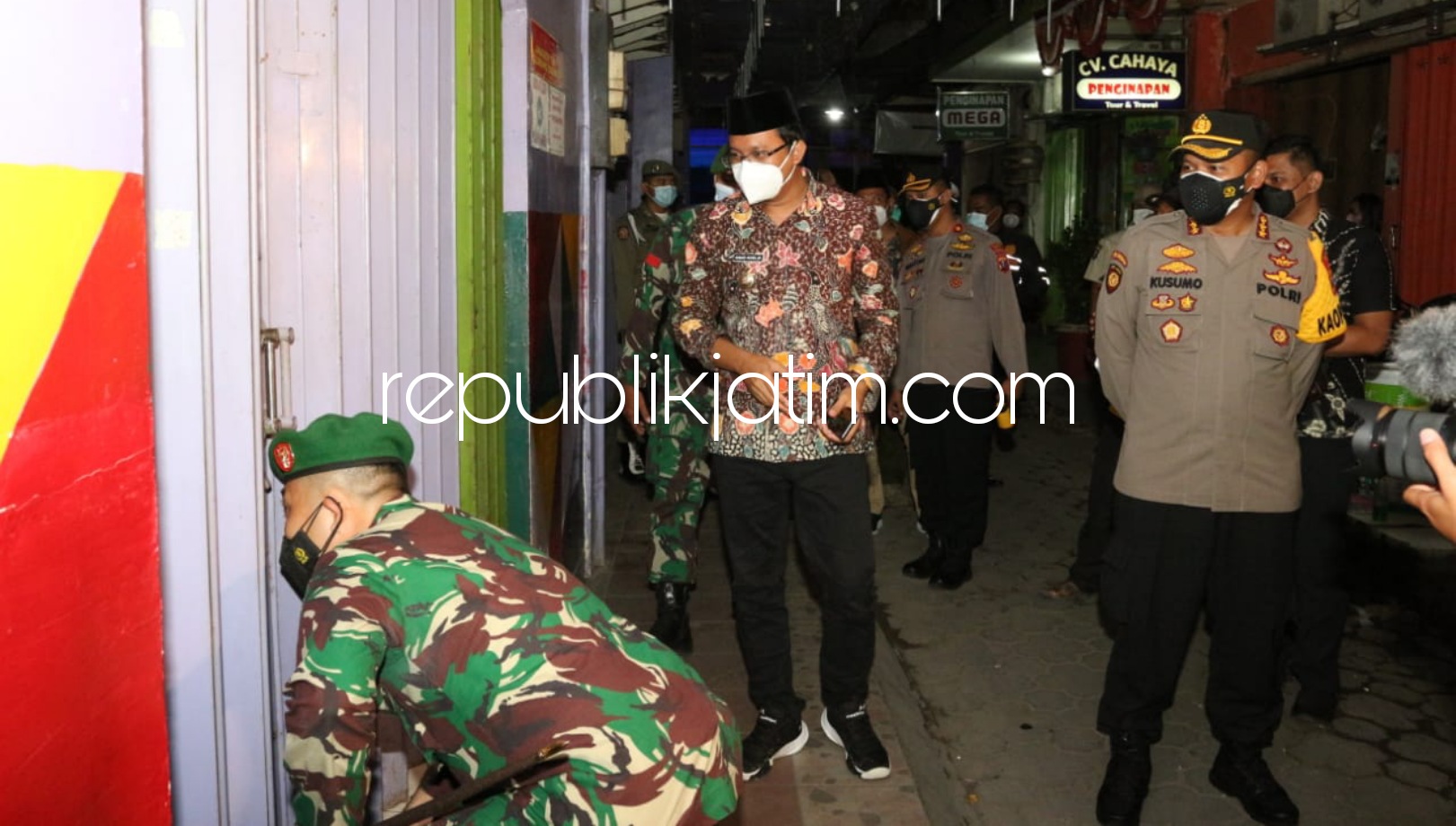 PATROLI - Bupati Sidoarjo, Ahmad Muhdlor Ali dan Wabup Subandi bersama Kapolresta Sidoarjo Kombes Pol Kusumo Wahyu Bintoro, Dandim 0816 Sidoarjo Letkol Inf M Iswan Nusi dan Ketua DPRD Sidoarjo Usman berpatroli keliling Sidoarjo, Senin (05/07/2021) malam.