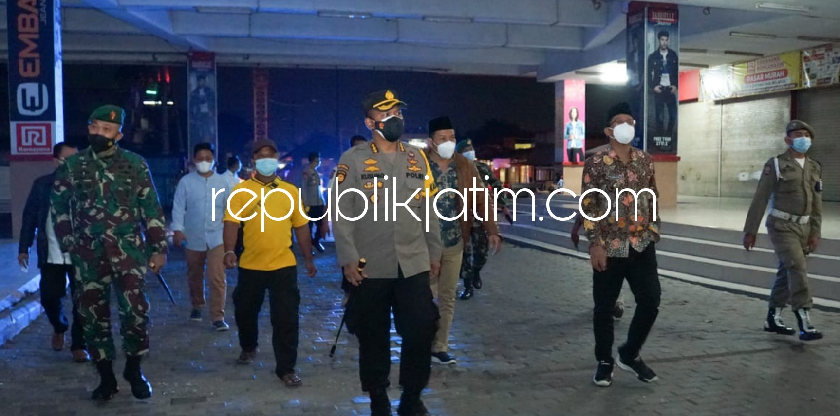 PATROLI - Kapolresta Sidoarjo bersama Bupati, Wakil Bupati, Ketua DPRD dan Dandim 0816 Sidoarjo berpatroli bersama mengecek pembatasan mobilitas masyarakat di pintu masuk Sidoarjo di Pos P1 Waru, Sidoarjo dan kawasan Bungurasih, Senin (05/07/2021) malam.