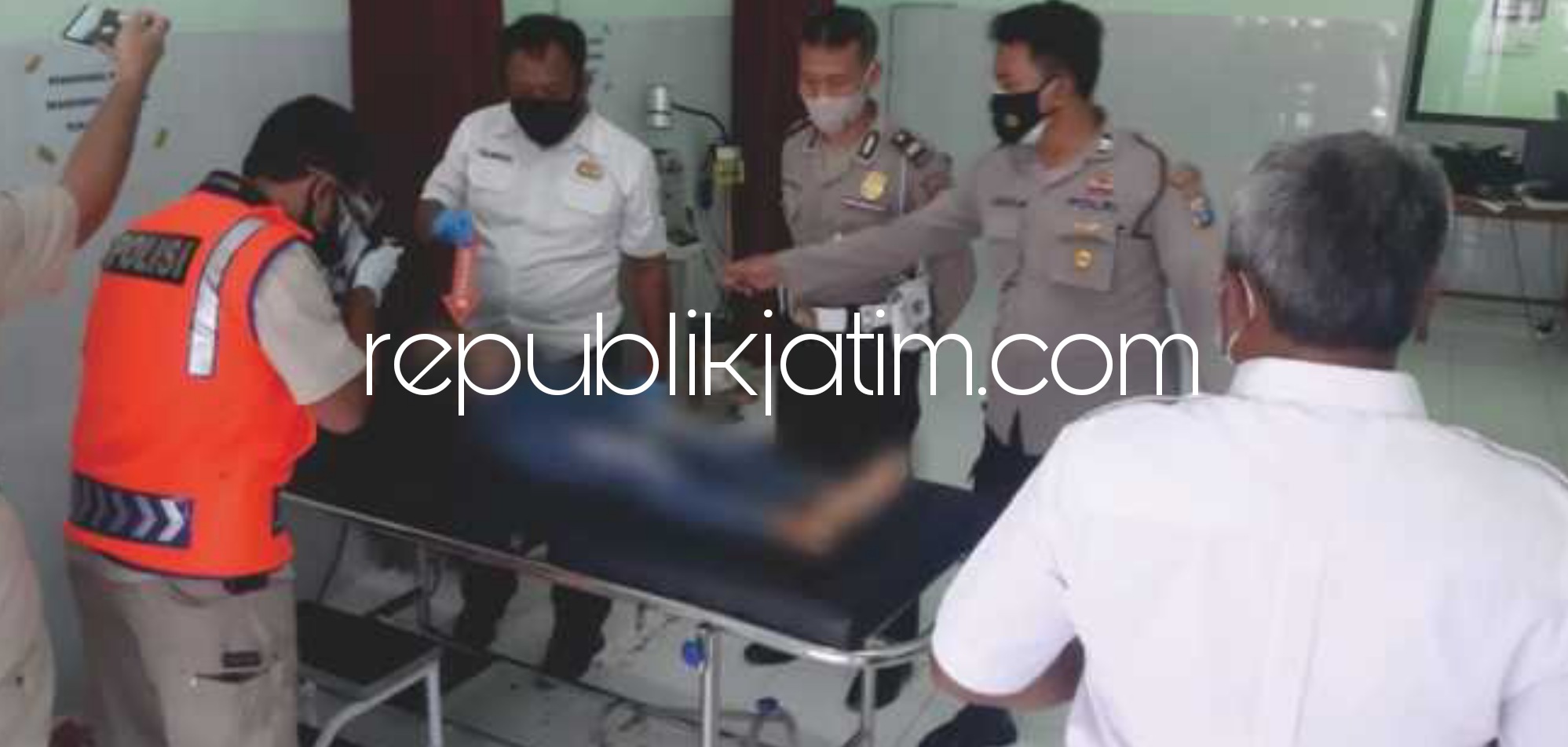 TERTIMPA - Petugas Polsek Pulung saat mendatangi TKP dua pelajar yang tertimpa pohon sengon saat sedang mengendarai sepeda motor dan evakuasi kedua pelajar di Puskesmas Pulung, Senin (05/07/2021).