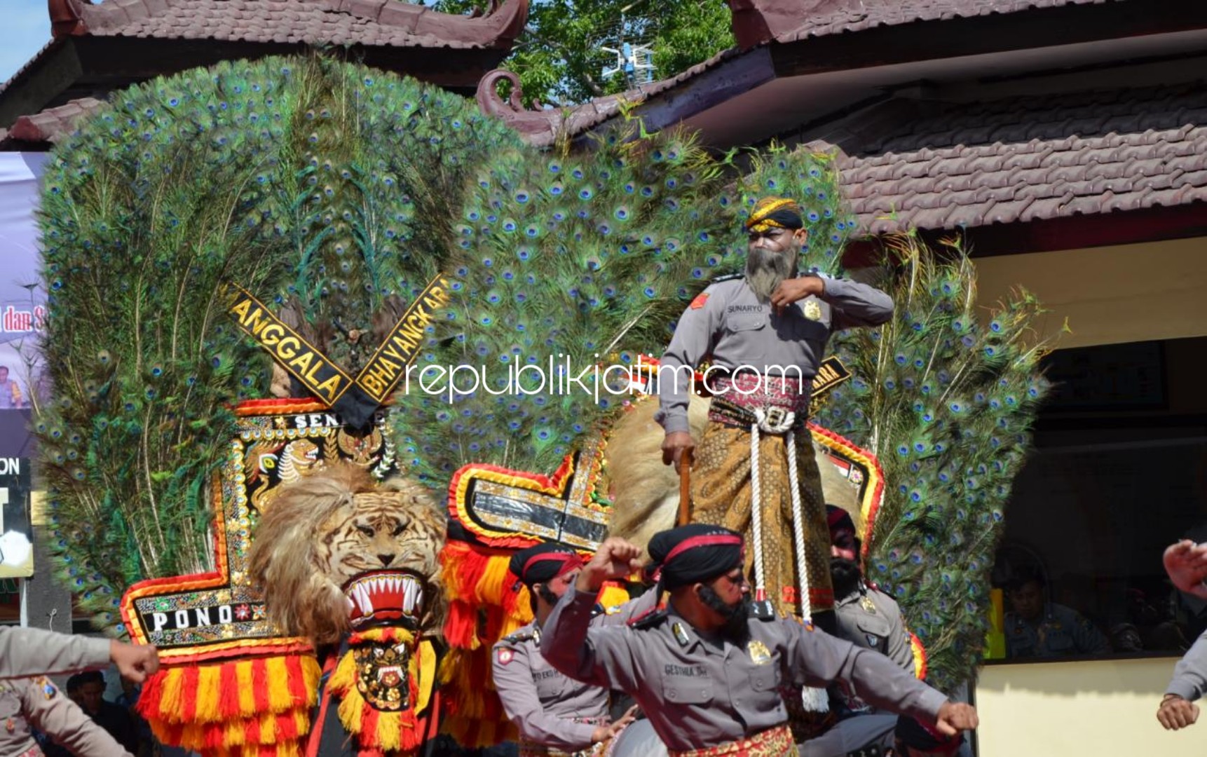 BERLATIH - Para anggota Polres Ponorogo berlatih seni reog untuk persiapan penampilan ke di Upacara HUT Bhayangkara ke 73 Surabaya. Sabtu (06/07/2019).