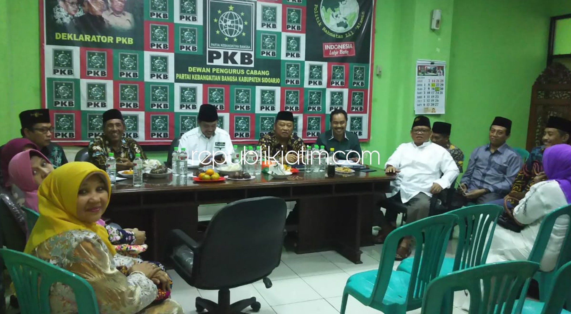 RAPAT - Ketua DPC PKB Sidoarjo, Saiful Ilah memimpin rapat pleno calon Ketua DPRD Sidoarjo dan calon Ketua Fraksi yang dikirim ke DPP dan DPW PKB Jatim, Sabtu (06/07/2019) petang.