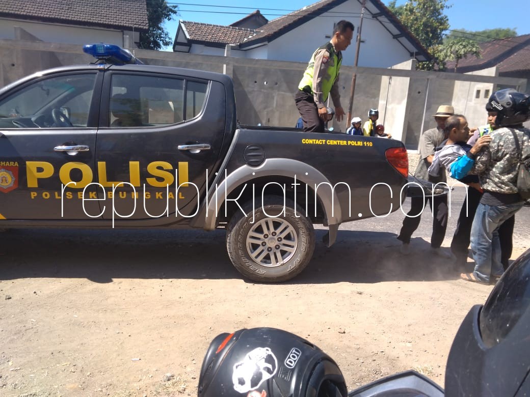 TERSUNGKUR - Korban kecelakaan Jamal (55) dan Endang Maryati (50) warga Dusun Kudo Desa/Kecamatan Bungkal, Ponorogo jatuh tersungkur karena motornya bertabrakan dengan mobil sedan di JL Raya Ngasinan-Bungkal, Sabtu (07/07/2018).