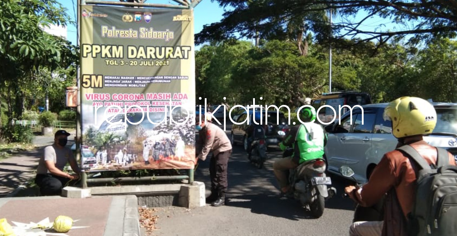 PASANG - Polresta dan polsek jajaran gencar sosialisasi peraturan yang harus ditaati dalam Pemberlakuan Pembatasan Kegiatan Masyarakat (PPKM) Darurat di Sidoarjo dengan memasang banner, baliho, maupun pamflet berisi poin peraturan PPKM, Rabu (07/07/2021).